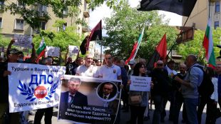 Българските патриоти ВМРО Воля и НФСБ протестират пред централата
