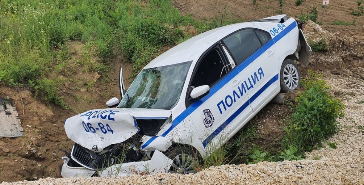 Катастрофа с полицейска кола стана на третокласен път във Врачанско,
