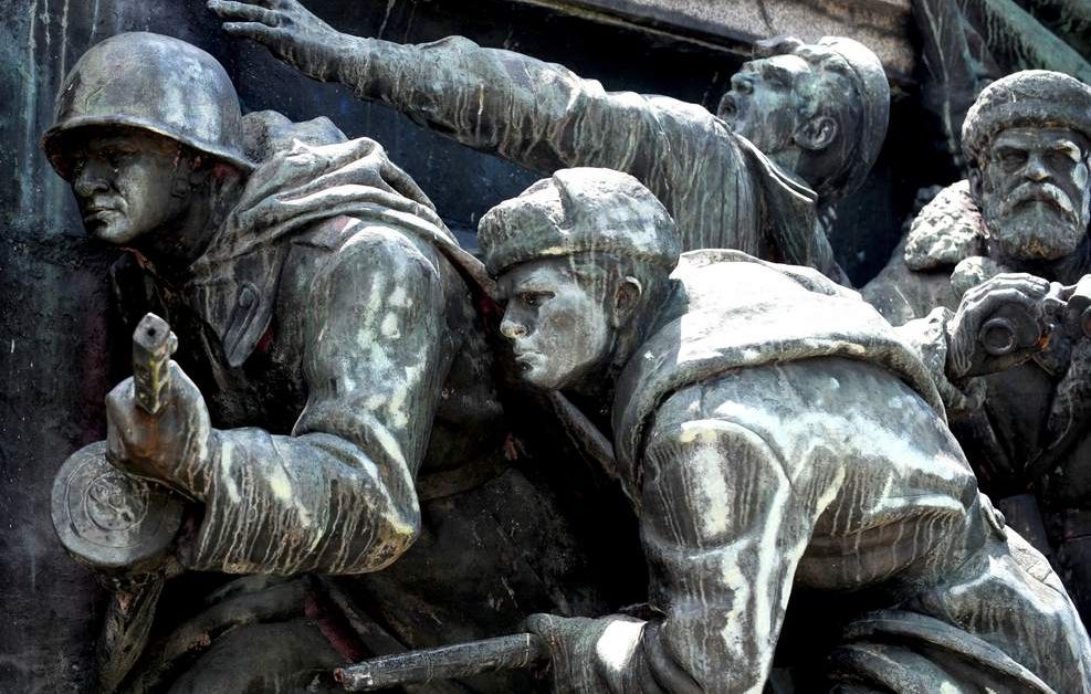 Паметникът на Съветската армия в София отново е надраскан с