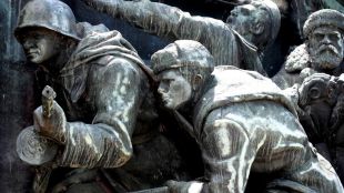 Паметникът на Съветската армия в София отново е надраскан с