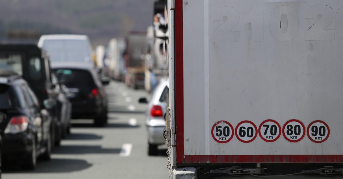 Засилен трафик по основните магистрали на страната заради празничния ден