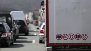 Засилен трафик по основните магистрали на страната заради празничния ден