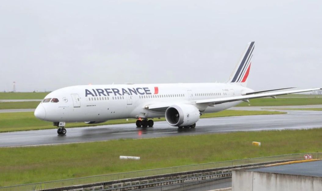 Френските власти изолираха самолет, кацнал на парижкото летище Роаси, заради