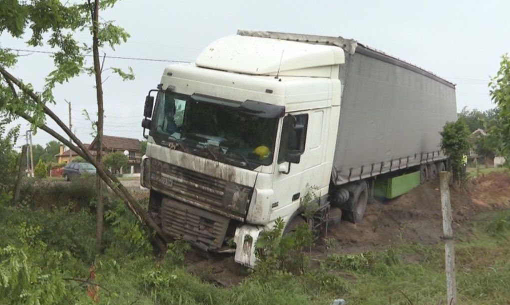 Пореден пътен инцидент на опасен завой в козлодуйското село Гложене.