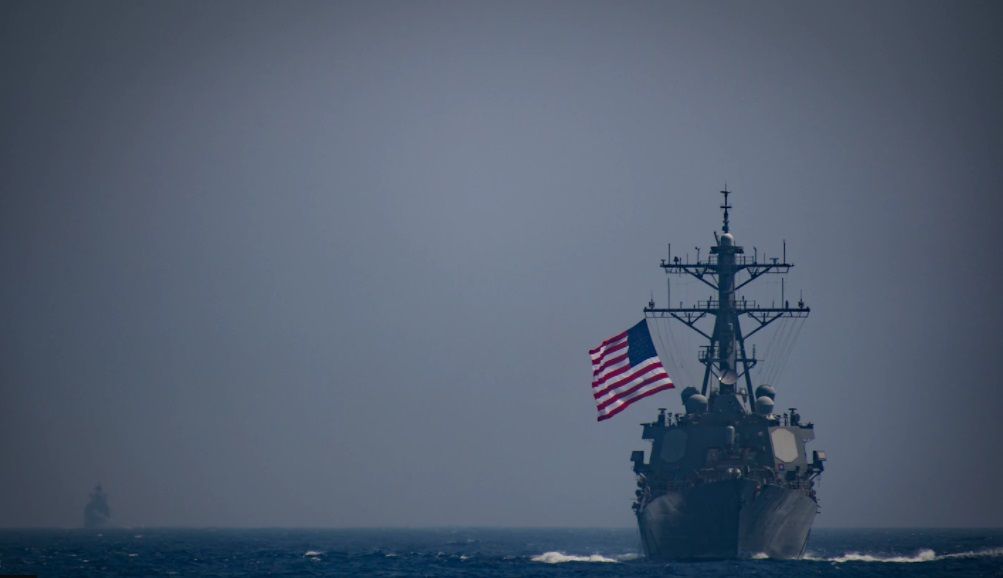 Американският боен кораб Ross навлиза в Черно море, за да