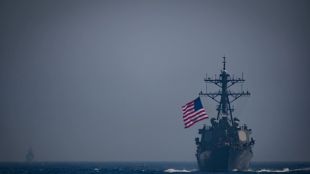 Американският боен кораб Ross навлиза в Черно море за да