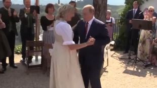 Бившият външен министър на Австрия която преди три години танцува