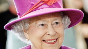 Британската кралица Елизабет Втора и цялото кралско семейство са очаровани