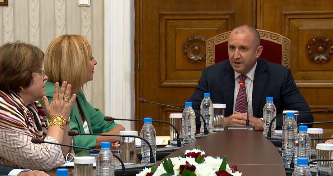 Започнаха консултациите на президента Румен Радев парламентарната група на „Изправи
