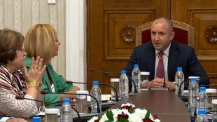 Започнаха консултациите на президента Румен Радев парламентарната група на Изправи