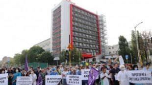 Медиците от Пирогов отиват при Румен РадевПротест пред сградата на