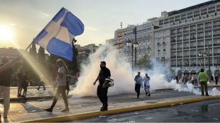 Сълзотворен газ в Атина заради задължително ваксиниранеСъс сълзотворен газ гръцката