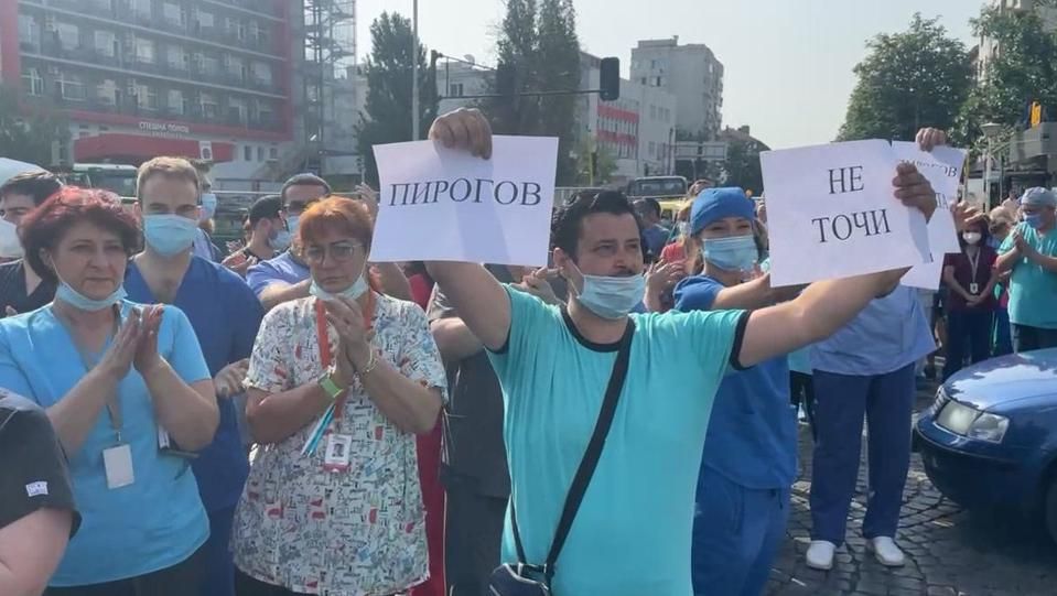 Реакции след отстраняването на директора на “Пирогов”Служители на спешната болница