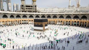 Роботи дезинфекцират Голямата джамия в МекаЗа втора поредна година започналият