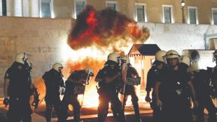 161 000 души демонстрираха във ФранцияГневни гърци поискаха оставката на