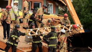 Петима работници пострадаха след като строяща се сграда рухна във