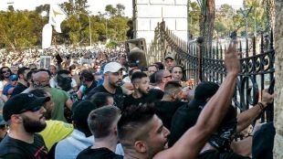 Демонстранти щурмуваха офиси на медийна групаГневни кипърски демонстранти атакуваха офисите