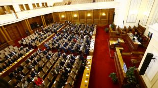 Парламентът няма да излиза в лятна ваканция през август решиха