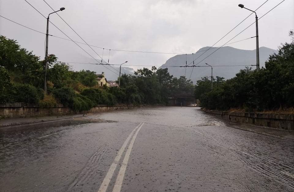 Мощна буря удари Враца и близките села в късната неделя.