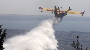 Три противопожарни самолета Канадеър и два хеликоптера участват в потушаването
