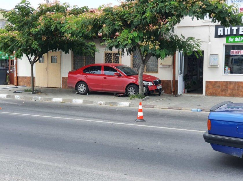 При сблъсък на пешеходна пътека в ПазарджишкоИзпреварил две коли, дали