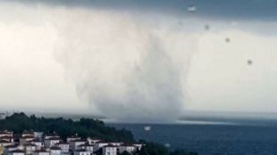 Огромно торнадо в Черно море беше заснето от граждани от