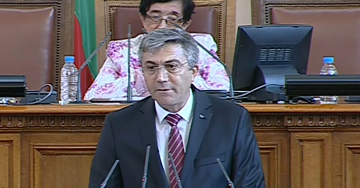 Лидерът на ДПС Мустафа Карадайъ напусна пленарната зала и обвини