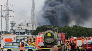 Пожарникари са предотвратили втора експлозия в химически завод в западния