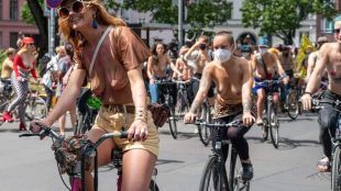 Десетки жени с голи гърди преминаха на велосипеди през центъра