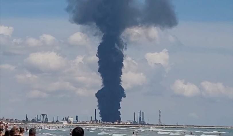 Експлозия е избухнала в най-голямата румънска петролна рафинерия до Черно