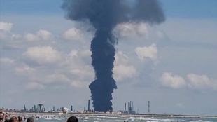 Експлозия е избухнала в най голямата румънска петролна рафинерия до Черно