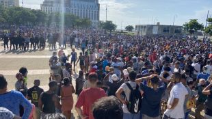 Хиляди хора излязоха на протести на много места в Куба