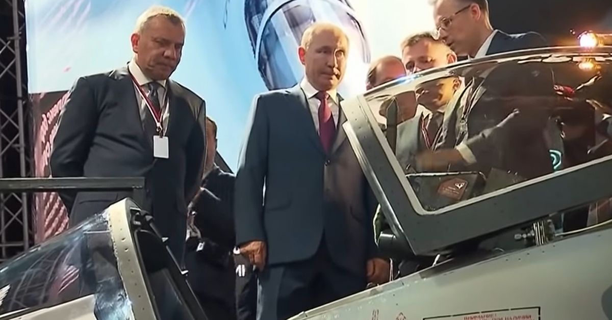 Руският президент Владимир Путин разгледа днес прототип на нов стелт