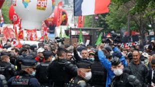 Полицаи на мотоциклети в Париж използваха сълзотворен газ срещу шествието