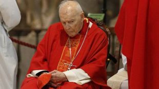 Бившият кардинал Тиъдър Маккарик който бе лишен от църковен статут
