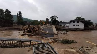 Броят на жертвите от потопа в Германия надхвърли 100 души