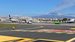 Летището на сицилианския град Катания бе принудено днес да затвори