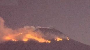 Изригване на вулкана Леватоло предизвика пожар на остров Лембата в
