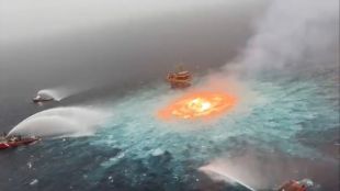 Зрелищни кадри на пожар върху океанската повърхност предизвикаха огромен интерес