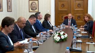 Започнаха консултациите на президента Румен Радев с представителите на БСП