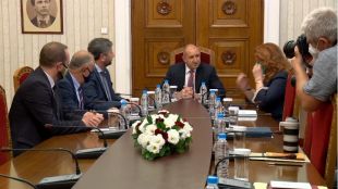 Започнаха консултациите на президента Румен Радев с парламентарната група на