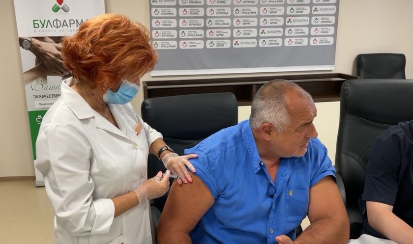 Лидерът на ГЕРБ Бойко Борисов се ваксинира срещу коронавируса с