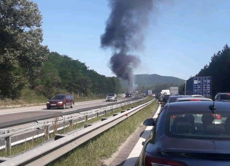 Пожар бушува на магистрала Тракия на 50 км в посока