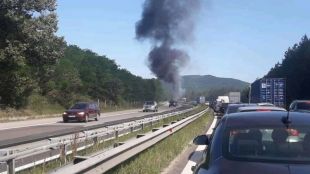 Пожар бушува на магистрала Тракия на 50 км в посока