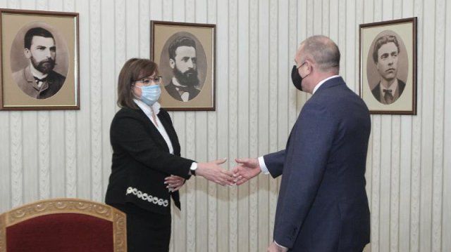 Председателката на социалистите държи парламента по молба на „Дондуков” 2Вакуумът