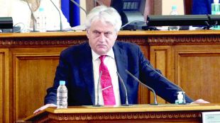 Депутатите от вътрешната комисия в парламента разпитват ресорния министър Бойко