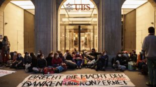 Десетки активисти блокираха сърцето на финансовия център на Цюрих като