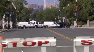 Американската полиция в Капитолия съобщи че разследва бомбена заплаха близо
