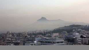 Пожарната обстановка в Гърция продължава да бъде усложнена съобщават от