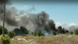 Треви и сухи храсти пламнаха близо до летище София Малко